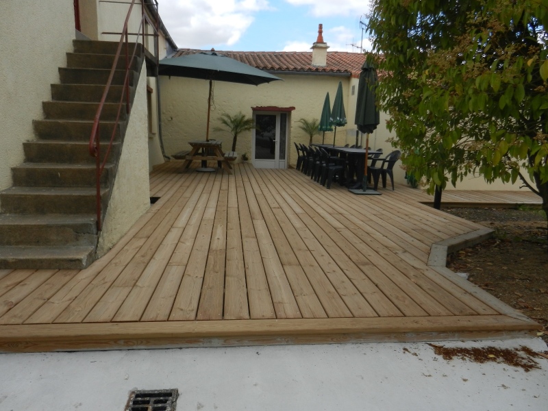 Réalisation terrasse par Barbarit Texier, menuisier à La Ferrière